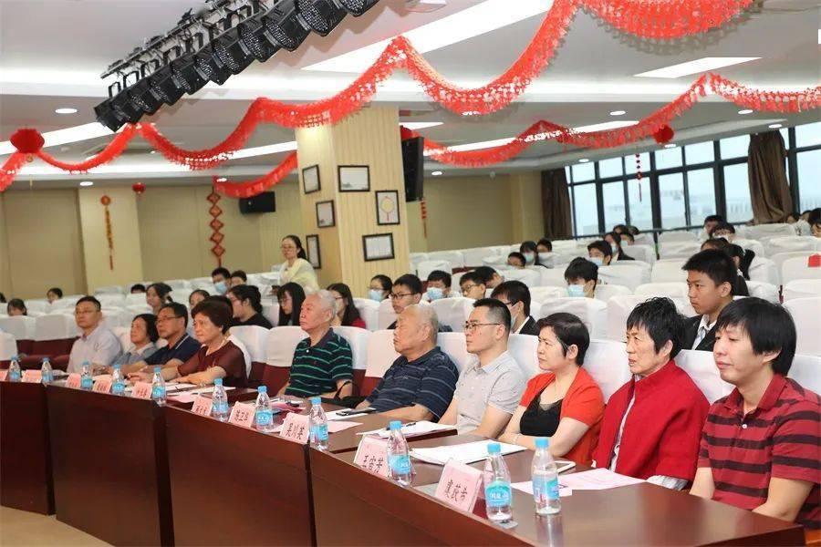 他们正在收拾手提箱英语？